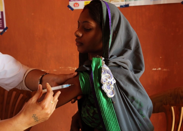Une mère reçoit un vaccin contre le tétanos.