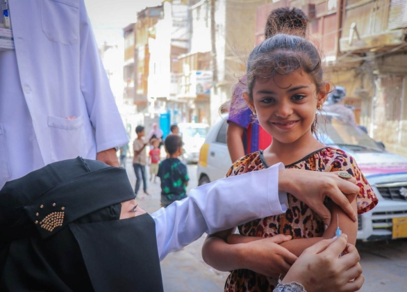 Un garçon reçoit un vaccin pour se protéger contre une épidémie de rougeole.