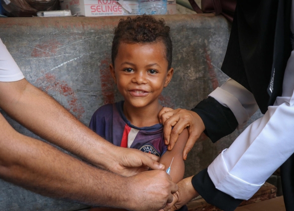 Un bébé de 4 mois reçoit l'un des quatre vaccins (rotavirus, polio, vaccin pentavalent et pneumocoque) dans un centre de santé appuyé par l'UNICEF.